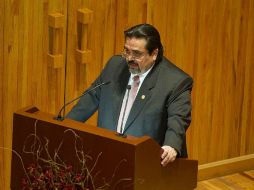 El rector de la UdeG, Marco Antonio Cortés, firmó como testigo en el arranque del programa para prevenír de delitos electorales.ARCHIVO  /