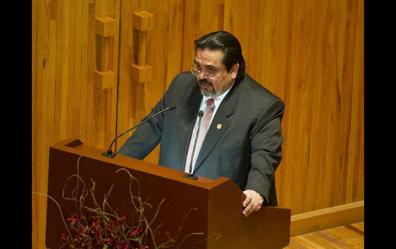 El rector de la UdeG, Marco Antonio Cortés, firmó como testigo en el arranque del programa para prevenír de delitos electorales.ARCHIVO  /
