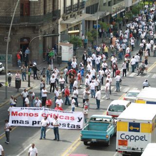 Transportistas marchan rumbo al Palacio de Gobierno