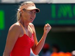 Maria Sharapova ya no soltó la iniciativa y en la manga decisiva superó con la potencia de sus golpes a su adversaria. AFP  /