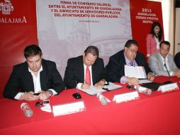 Autoridades municipales durante la firma del convenio. Al centro, Francisco Ayón, presidenten municipal de Guadalajara.  /