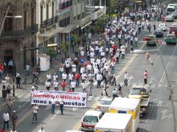 Un contingente de alrededor de 500 transportistas se manifestó esta mañana en el Centro de Guadalajara en contra de las rutas piratas.  /