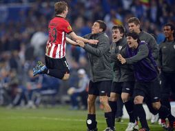 Iker Muniaín celebra con sus compañeros de banca el cuarto gol del Bilbao. AP  /