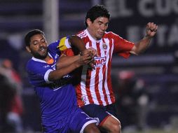 Jonny Magallón disputa un balón con Nicolás Olivera del Defensor Sporting en el partido del miércoles. AFP  /