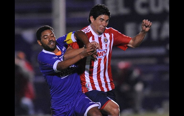 Jonny Magallón disputa un balón con Nicolás Olivera del Defensor Sporting en el partido del miércoles. AFP  /