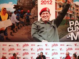 ''Más revolución, más revolución y más revolución, más socialismo, más socialismo y más socialismo'', repitió Chávez. EFE  /