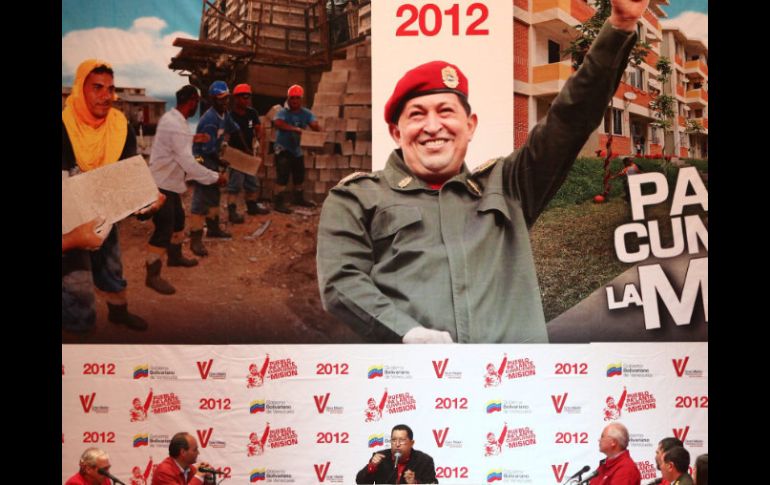 ''Más revolución, más revolución y más revolución, más socialismo, más socialismo y más socialismo'', repitió Chávez. EFE  /