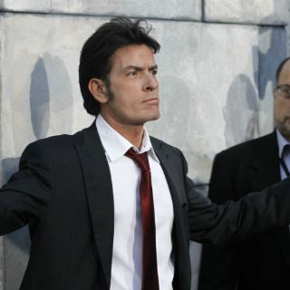 Sheen deja escándalos pero no el alcohol