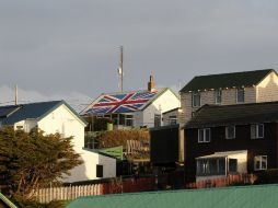 Una bandera británica pintada en el tejado de una casa en Stanley, Islas Malvinas. ARCHIVO  /