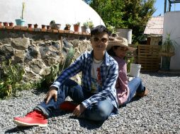 El bloguero chino Peter Xu y la periodista pakistaní Nosheen Abbas , aterrizaron en México.  /