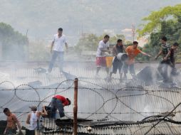Al menos 13 reclusos muertos dejó un incendio en el penal de San Pedro Sula, Honduras, tras un enfrentamiento entre bandas de reos. AP  /
