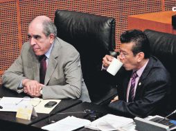 El senador perredista Pablo Gómez (izquierda) fue uno de los férreos opositores a las reformas, a las que consideró innecesarias.NTX  /