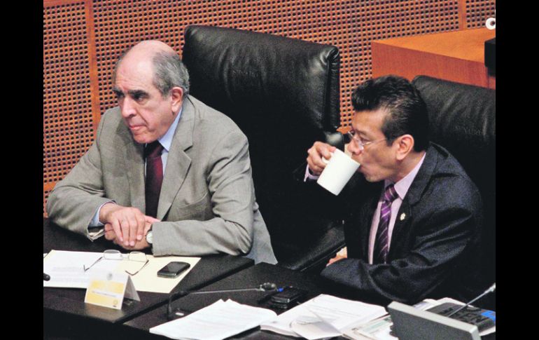 El senador perredista Pablo Gómez (izquierda) fue uno de los férreos opositores a las reformas, a las que consideró innecesarias.NTX  /