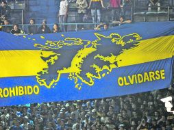 Aficionados del Boca Juniors despliegan una manta en favor de la causa argentina.AFP  /