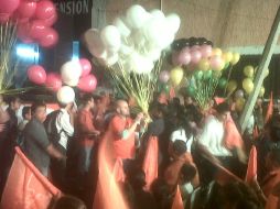 La concurrencia dificultó el desplazamiento a pie sobre esa calle, en donde se instaló un escenario y dos proyectores.  /