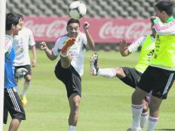 El volante de las Chivas, Marco Fabián (der.), volverá a ser titular en alineación mexicana ante Canadá.MEXSPORT  /