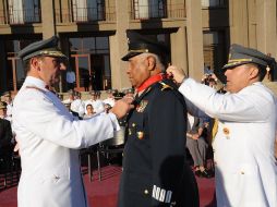 Guillermo Galván Galván recibe ''La cruz de la Victoria''. NOTIMEX  /