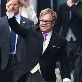Pone Elton John a la venta sus dos condominios de Hollywood