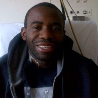 Muamba luce sonriente y recuperado en Twitter