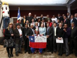 Los mineros chilenos que vivieron el drama que ahora representará cinematográficamente Cristian Zaldivar. ARCHIVO  /