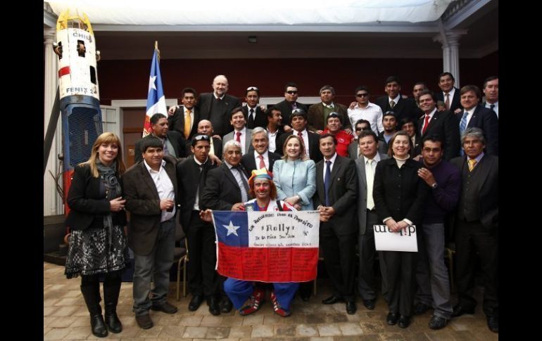 Los mineros chilenos que vivieron el drama que ahora representará cinematográficamente Cristian Zaldivar. ARCHIVO  /