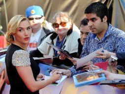 Kate Winslet firma autógrafos en la presentación de Titanic 3D. REUTERS  /