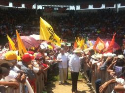 Momento del encuentro del candidato con sus seguidores en Macuspana. Foto publicada en Twitter por @CoordAMLO. ESPECIAL  /