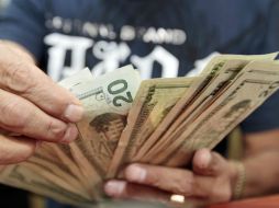 En centros cambiarios la moneda estadounidense alcanzó su cotización máxima de venta.  /