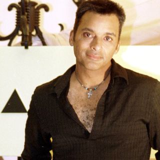 Lidera Jon Secada campaña contra Hepatitis C tras muerte de su padre