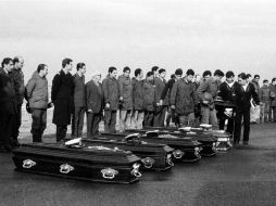 Sobrevivientes argentinos a un ataque naval británico en mayo de 1982 rinden ceremonia a sus compañeros caídos. REUTERS  /