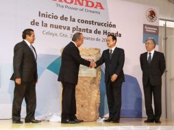 El Presidente de la República, Felipe Calderón y el Jefe Ejecutivo mundial de Honda, Takanobu Ito.  /