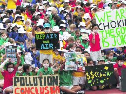 Niños protestan en Hong Kong, China, contra los altos niveles de contaminación ambiental, a unas horas de La Hora del Planeta. EFE  /