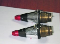 Cabezas de cohete abandonadas dentro de una bolsa en la vía pública.  /