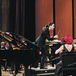 Alondra de la Parra asume y marca el ritmo a la Filarmónica