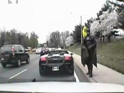 Batman no pudo evitar que la policía en Maryland le ordenara detener su automóvil. AP  /