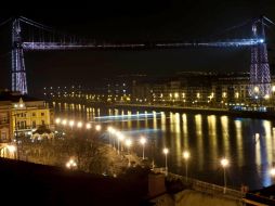 Imagen del puente de Vizcaya, que une Getxo con Portugalete antes de apagarse. EFE  /