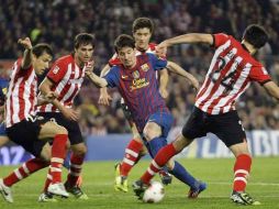 Cuatro jugadores del Athletic de Bilbao tratan de detener una avance Lionel Messi durante el partido. REUTERS  /