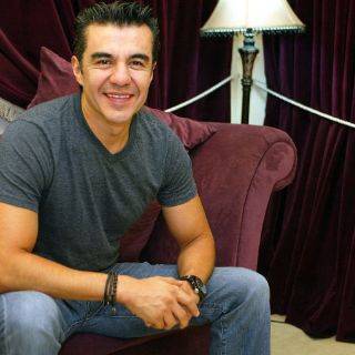 Adrián Uribe celebra 20 años de carrera