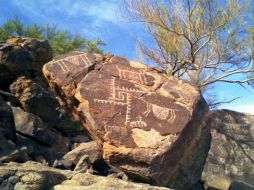 Los petroglifos son enormes dibujos grabados en piedra. ESPECIAL  /