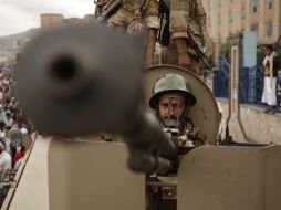 Un soldado del ejército mira desde detrás de un arma montada en un camión de patrulla. AP  /