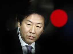 El ministro de Finanzas de Japón Juni Azumi se observa entre las cámaras de televisión mientras habla a los medios. REUTERS  /