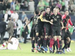 Los jugadores mexicanos festejan el pase, ante la tristeza de los canadienses que se quedaron con las ganas de ir a las Olimpiadas. AFP  /