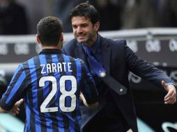 Zarate recibe la felicitación del técnico debutante del Inter, Andrea Stramaccioni. REUTERS  /