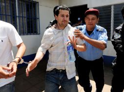 Henry Fariñas es escoltado por la policía, después de una audiencia en la corte de Managua. AFP  /
