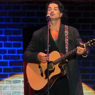 Brilla Ricardo Arjona en masivo concierto en Guatemala