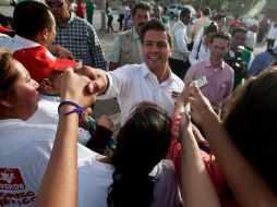 Enrique Peña Nieto saluda a seguidores en Ciudad Juárez. AFP  /