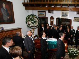 Priistas como Pedro Joaquín Coldwell (d) montan guardia ante el ataúd del ex mandatario. AP  /
