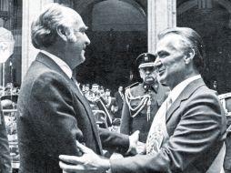 Imagen de archivo en la que el ex presidente Miguel de la Madrid (d) saluda a su antecesor, José López Portillo. EL UNIVERSAL  /