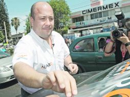Enrique Alfaro, durante la pega de calcas de ayer en Circunvalación y Belisario Domínguez.  /