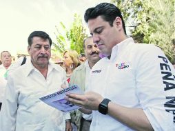 Aristóteles Sandoval autografía una foto para un simpatizante, durante su gira por municipios de la Región Valles del Estado.  /